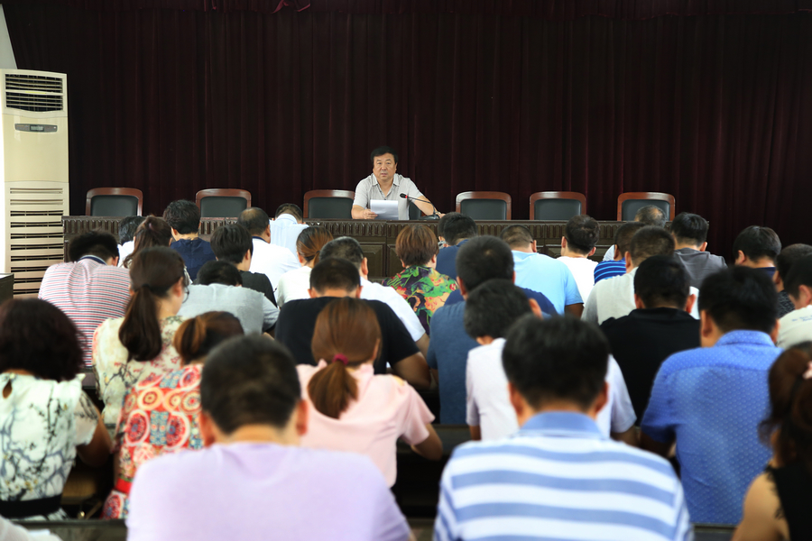 2014年山东青岛市卫生局事业_cninr 为庆祝建党96周年、迎接党的十九大胜利召开,7月25日,魏县卫生局党组书记、局长翟军锋以两学一做为基本内容组织开展了专题学习,局机关全体干部职工60余人参加了这次专题学习。 会上,翟军锋同志结合当前形势和我县卫生工作实际,进一步强调了开展此次专题学习的重要性,重点阐述了以加大从严治党力度、永葆共产党人政治定力;用纪律和规矩约束党员干部的言行;以市九次党代会和县十次党代会为指引,努力开创卫生工作新局面等内容。 翟军锋同志指出,要深入学习政治理论、法治理论和法律知识,学习新政策、借鉴好经验,通过学习,进一