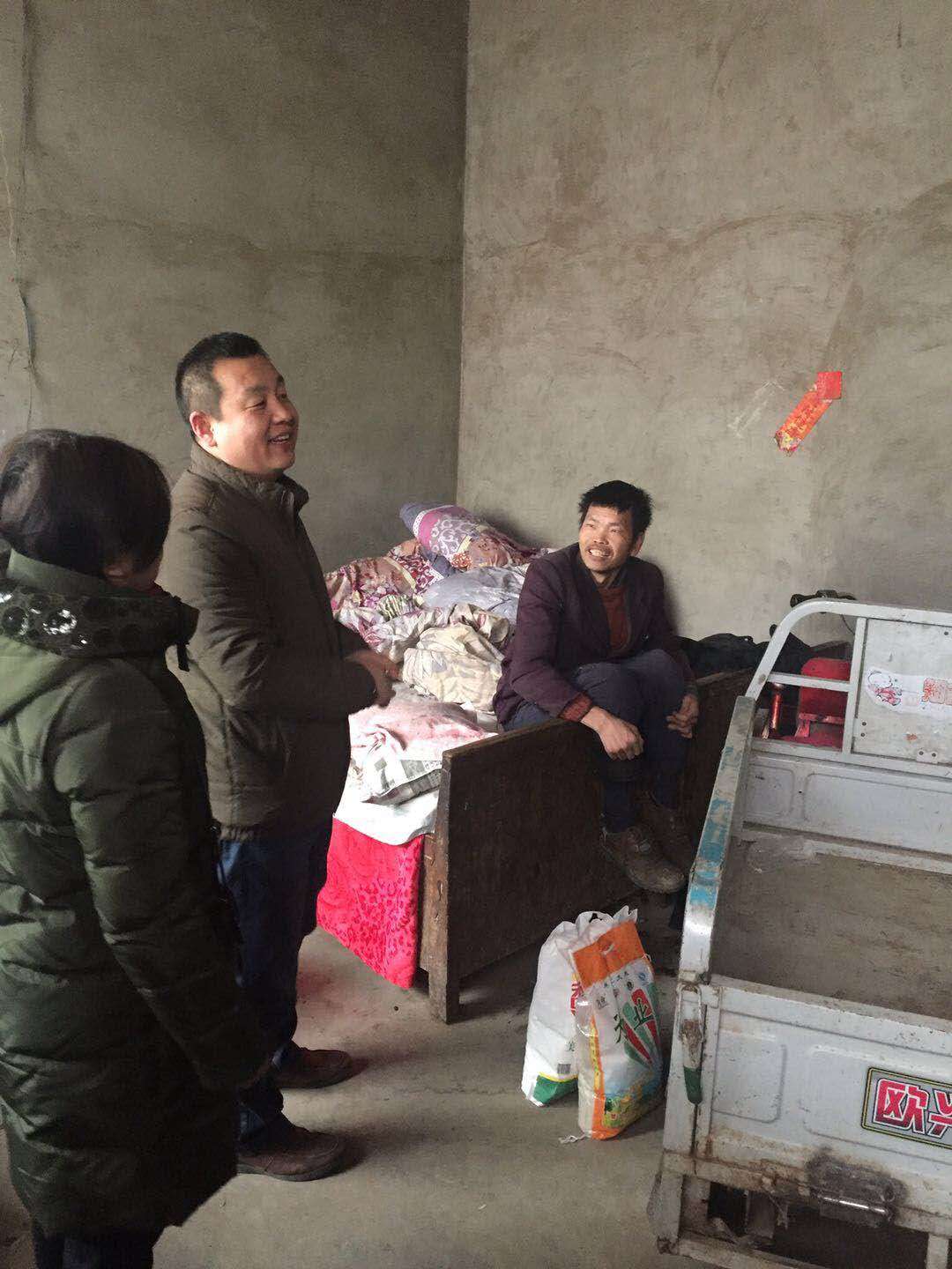 1月27日,魏县气象局李丙科局长带领局领导班子及干部职工到牙里镇安庄