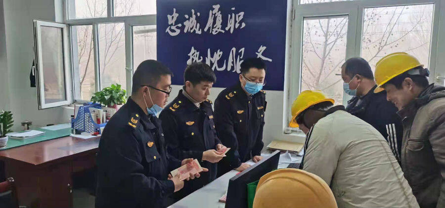 在魏县人社局劳动监察大队办公室内，农民工领取被拖欠的工资。(杨冠贤摄）