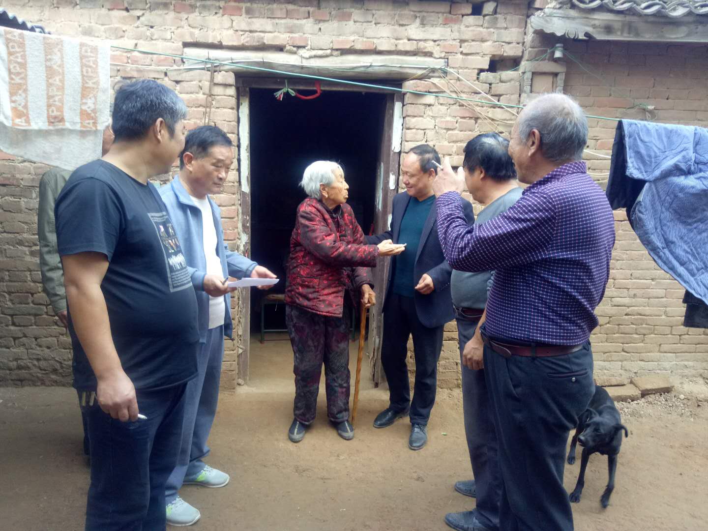 10月28日重阳节当天,边马乡边中村"两委"干部开展了"敬老爱老"慰问